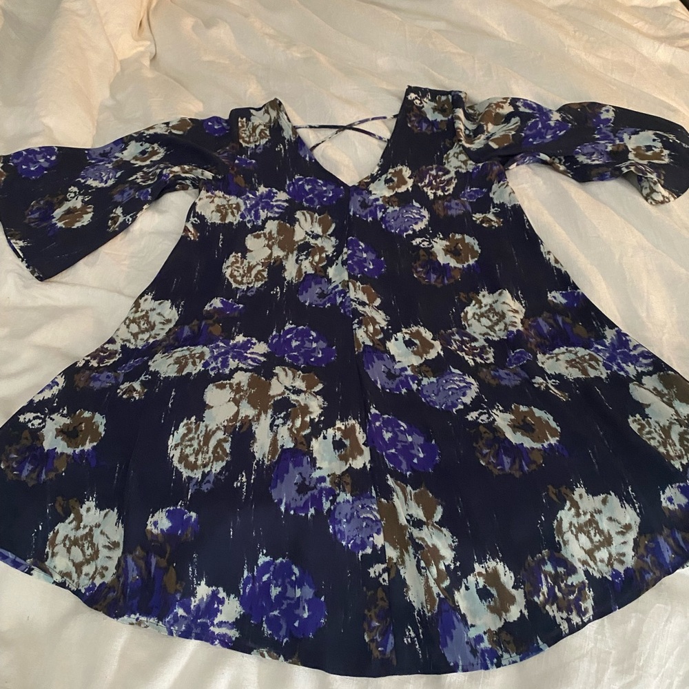 Leith SM mini dress. Floral design, 3/4 bell sleeve with crisscross back detail
